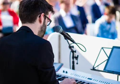 Singing pianist