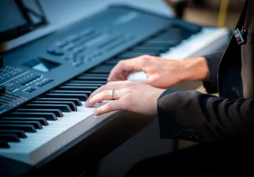 Singing pianist