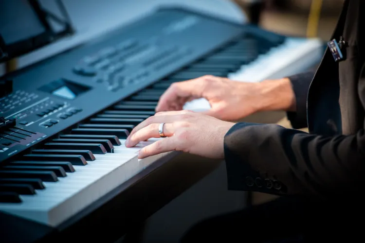 Singing pianist